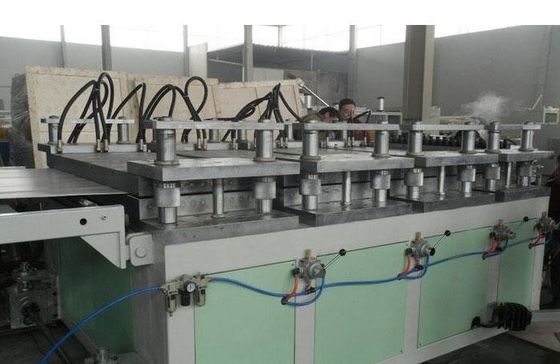 Maszyna do produkcji szablonów konstrukcyjnych WPC, linia produkcyjna / wytłaczarka WPC