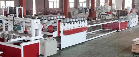 Konstrukcja Linia do wytłaczania płyt z tworzyw sztucznych Maszyna do produkcji płyt piankowych PVC / WPC