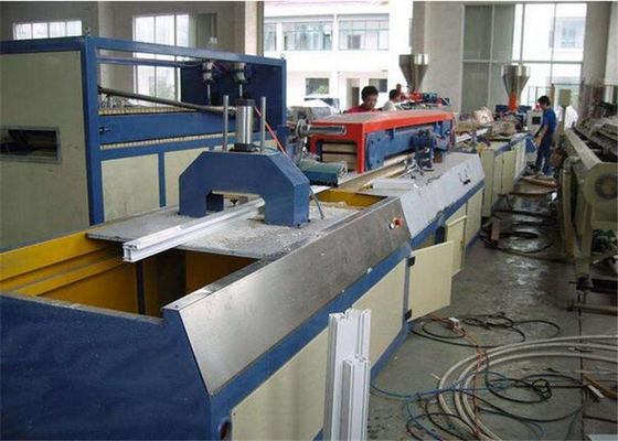 Linia do wytłaczania profili z tworzywa sztucznego PCV z PVC o wydajności 120-150 kg / h