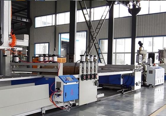 Linia do produkcji płyt z tworzywa sztucznego WPC 380V 50HZ Maszyna do wytłaczania płyt z pianki PVC
