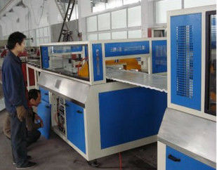Linia do produkcji płyt z tworzywa sztucznego z dwoma śrubami WPC Produkcja płyt szalunkowych z PVC