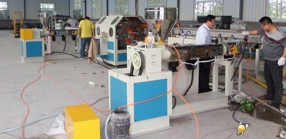 Miękka, przezroczysta plastikowa maszyna do wytłaczania rur z PVC o grubości 20-63 mm 250 kg / godzinę