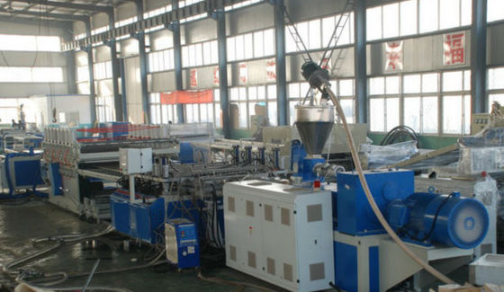 Odporna na warunki atmosferyczne linia do produkcji płyt piankowych bez PVC, maszyny do produkcji płyt z PVC