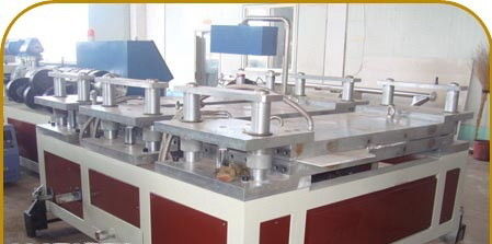 Maszyna do wytłaczania tworzyw sztucznych z podwójną śrubą, linia do produkcji płyt WPC