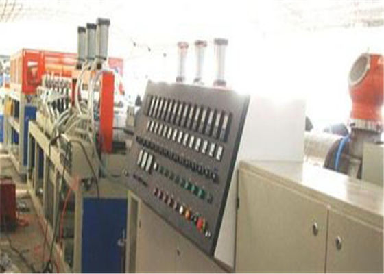 Linia do produkcji płyt WPC z recyklingu PE PP PVC do drzwi / mebli