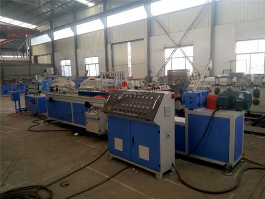 Dobra cena. W pełni automatyczna linia do wytłaczania profili z tworzywa sztucznego CE do produkcji profili okiennych z PVC w Internecie