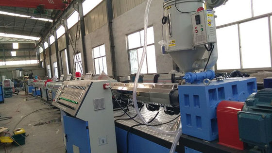 Linia wytłaczania rur plastikowych PE od 16 mm do 63 mm Trójwarstwowa maszyna wytłaczania rur PE