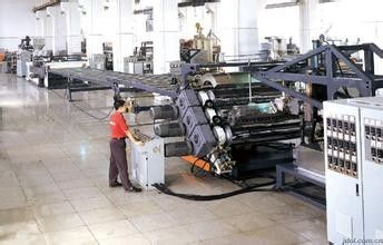 Dobra cena. Maszyna do wytłaczania płyt z pianki PVC 380V 50HZ, linia do produkcji płyt z tworzyw sztucznych w Internecie